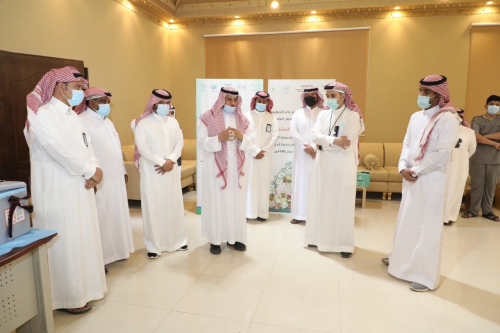 مدير تعليم الحدود الشمالية يدشن مركز اللقاح الخاص بالطلاب والطالبات للمرحلة المتوسطة والثانوية