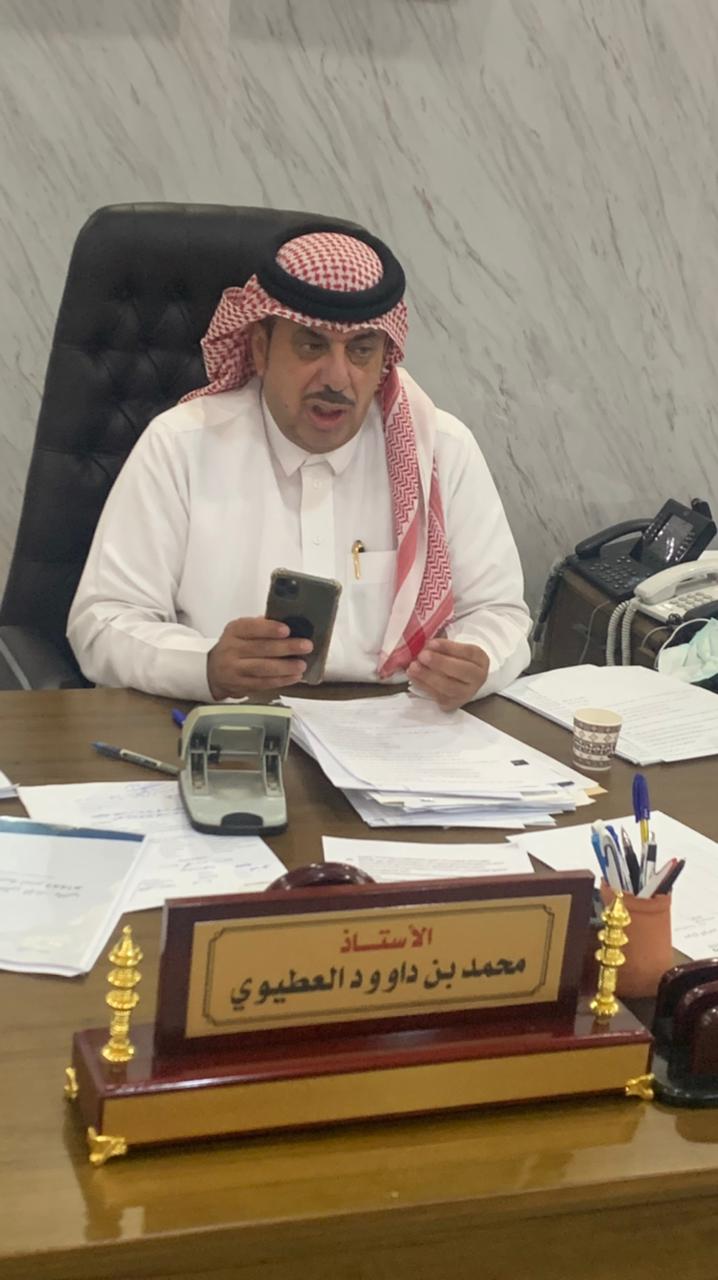 مدير الإشراف التربوي بتعليم الحدود الشمالية يعقد اجتماعاً عن بعد بمديري المدارس