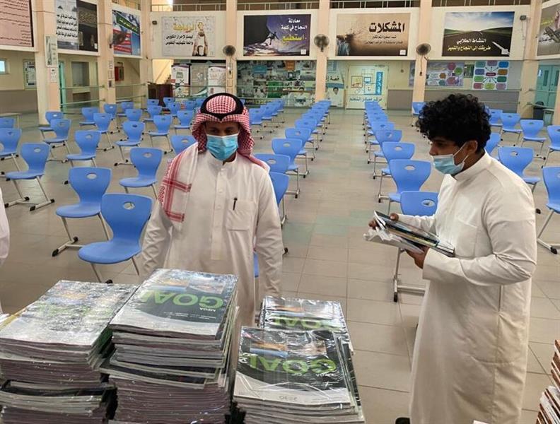 لتجنب الجرائم الإلكترونية .. أولياء أمور يقترحون الاستعانة بخزائن لحفظ هواتف الطلاب والطالبات