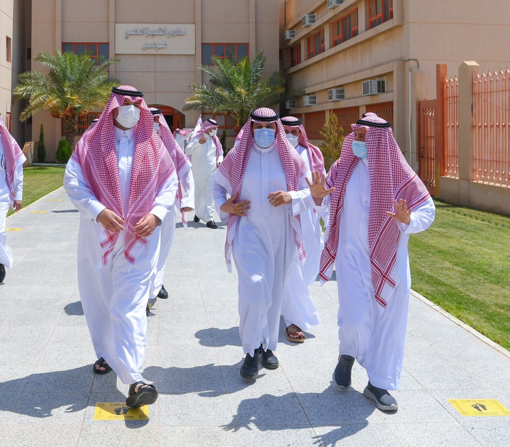 سمو أمير الحدود الشمالية يتفقد عددا من المدارس بمدينة عرعر في أول يوم دراسي