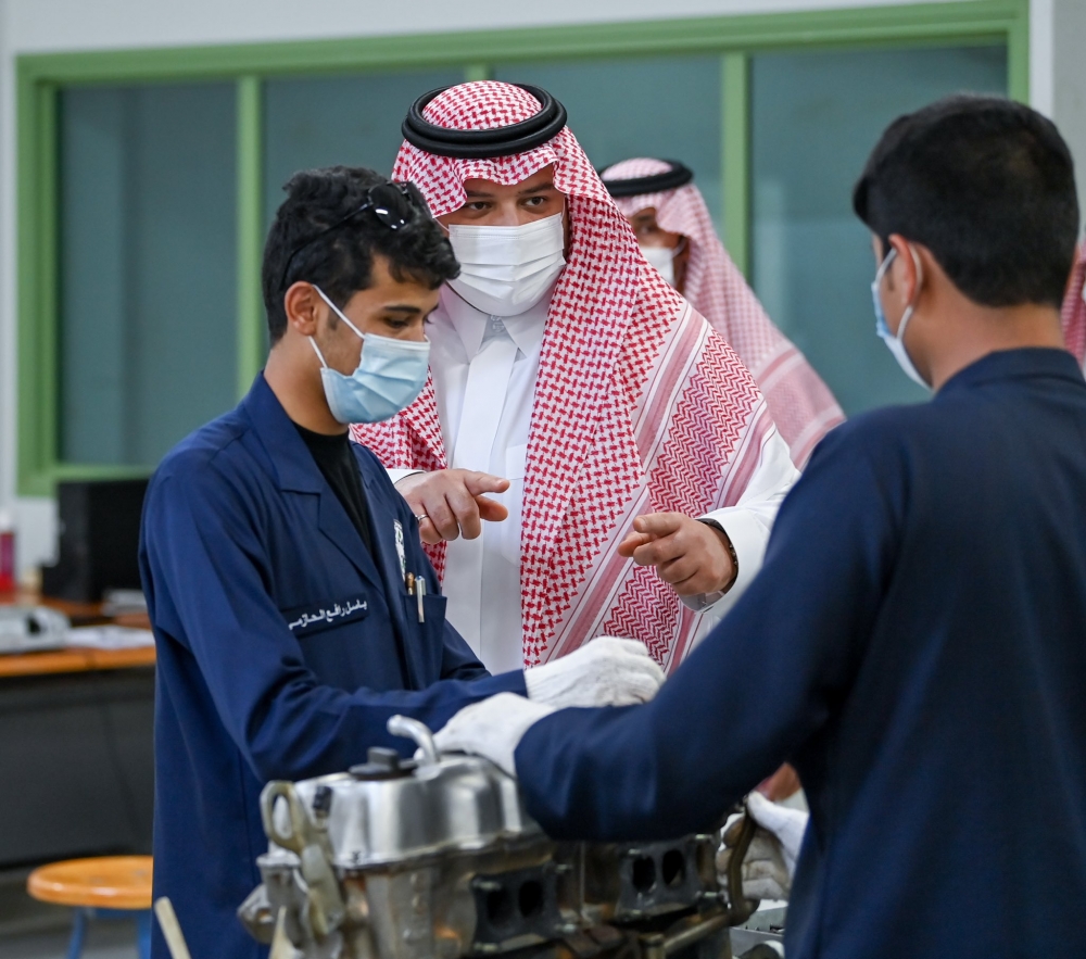 سمو أمير الحدود الشمالية يتفقد الكلية التقنية للبنين بعرعر