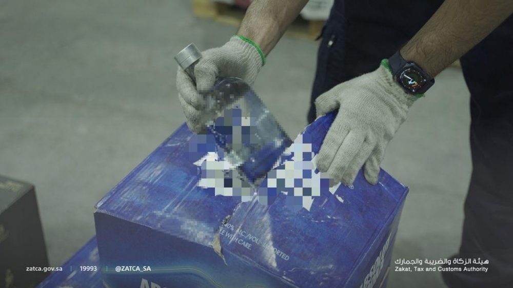 إحباط 3 محاولات لتهريب أكثر من 66 ألف زجاجة من الخمور وضبط مستقبليها