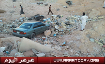 سقوط سيارة بحي المنصورية وهروب قائدها وأهالي الحي يطالبون بإيجاد حلول عاجلة لإنهاء معاناتهم ( صور )