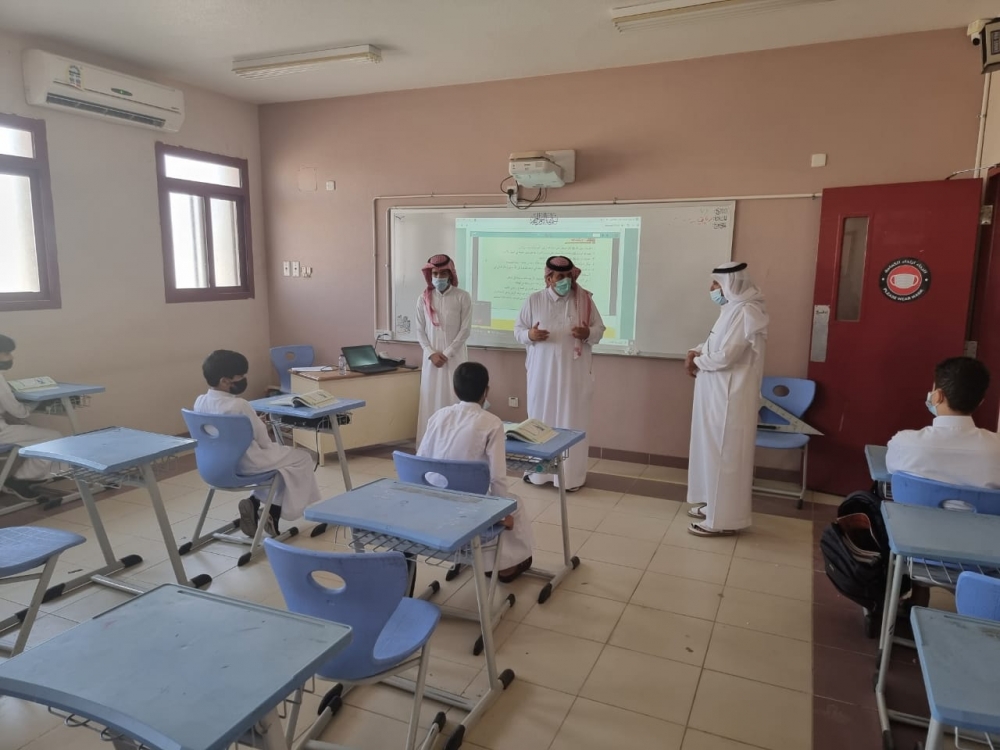 مدير الإشراف التربوي بتعليم الحدود الشمالية يقوم بزيارة لعدد من المدارس ويطلع على الإجراءات الوقائية والإحترازية