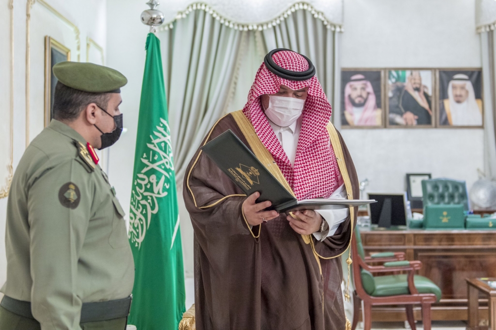 سمو أمير الحدود الشمالية يتسلّم تقريراً عن أعمال الجوازات بالمنطقة