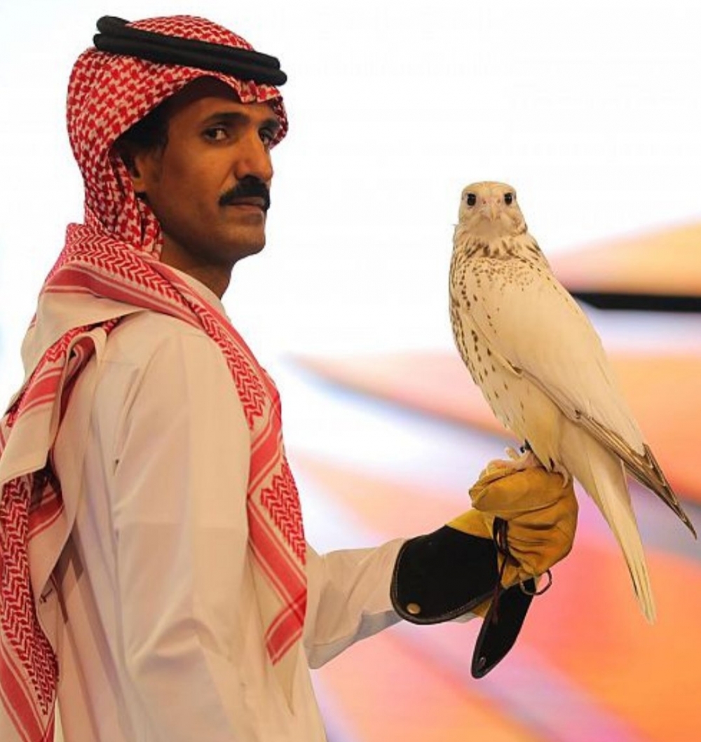 وصل سعره 1,750,000 ريال .. مربي صقور يكشف تفاصيل الصقر الأغلى في المملكة (فيديو)