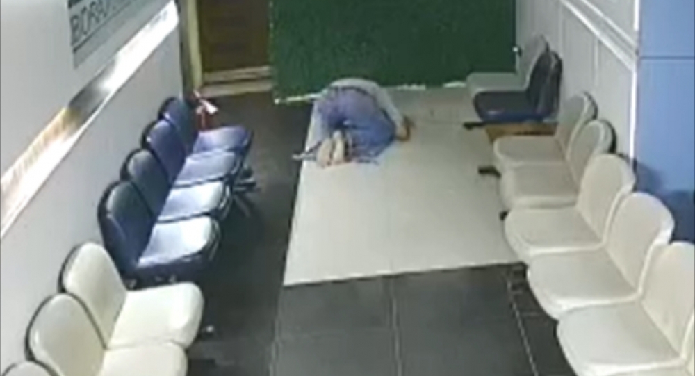 فيديو .. مشهد مؤثر للحظة وفـاة شاب أثناء صلاته في مقر عمله بمصر