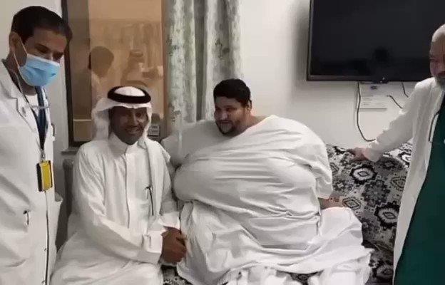 الفنان خالد عبد الرحمن يزور مريض السمنة الشراري في المستشفى ويغني معه