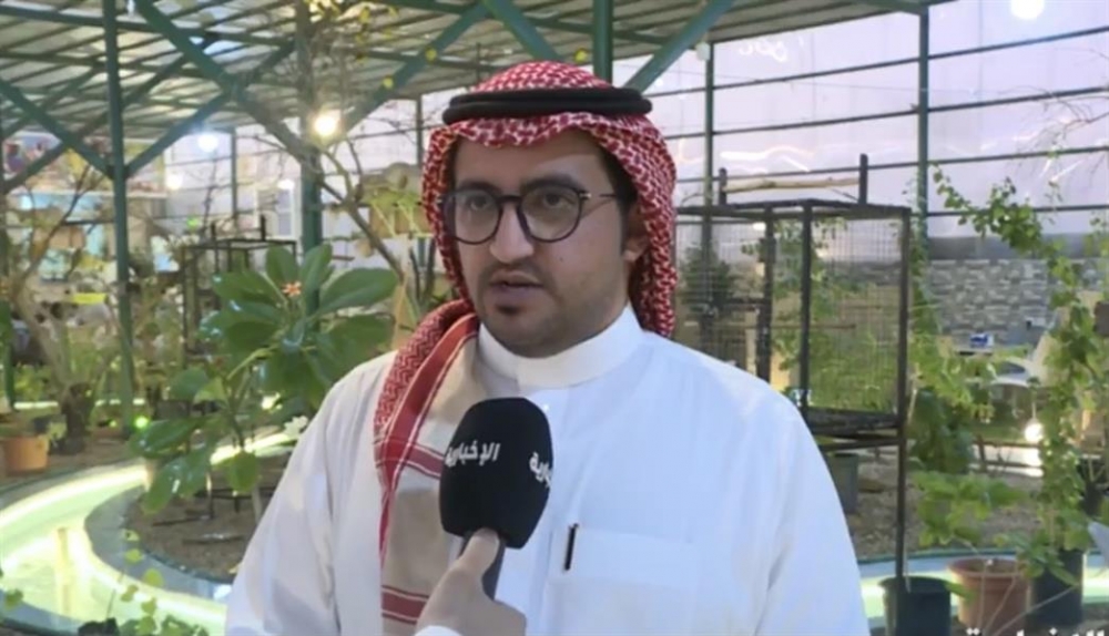 شاب ينشئ مشروعاً سياحياً يحتضن مختلف أنواع الطيور بالجوف (فيديو)