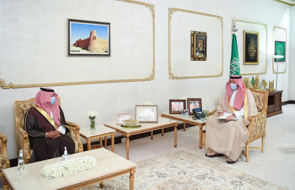 سمو الأمير فيصل بن خالد بن سلطان يستقبل مدير المركز الوطني للرقابة على الالتزام البيئي بالشمالية