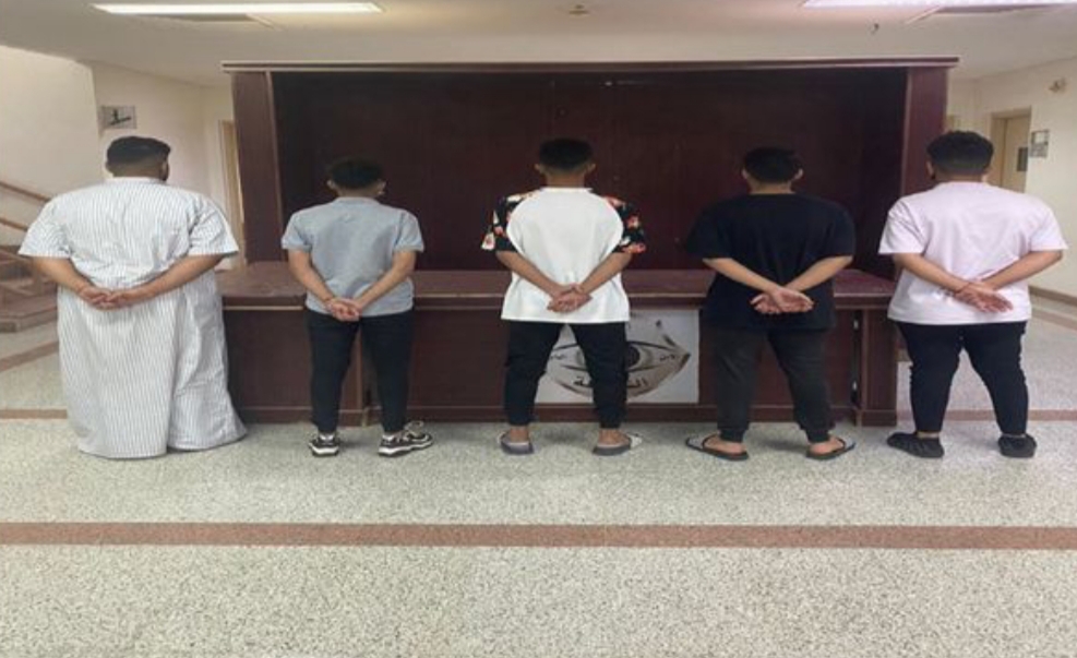 شرطة الحدود الشمالية تستدعي (5) مواطنين لتصويرهم مشاهد تمثيلية بأزياء نسائية بهدف الترويج لحساباتهم على مواقع التواصل الاجتماعي