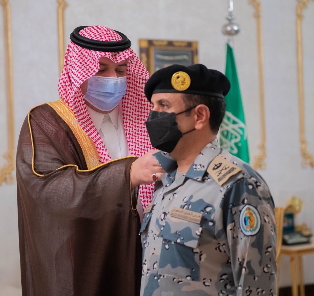 سمو أمير الحدود الشمالية يُقلد مساعد قائد حرس الحدود بالمنطقة رتبته الجديدة