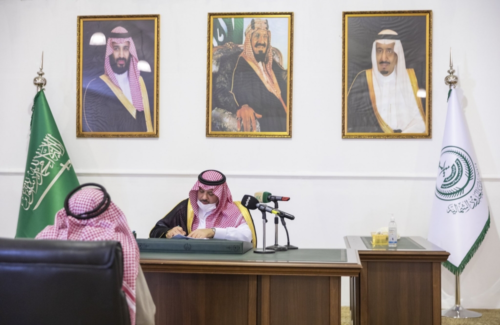 سمو أمير الحدود الشمالية يتفقد مركز حزم الجلاميد