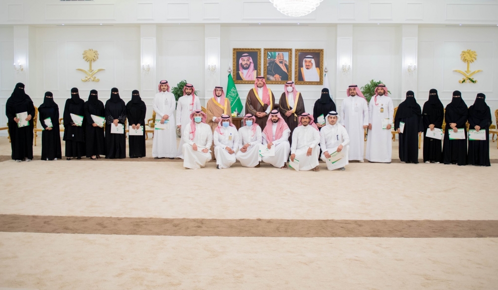 سمو الأمير فيصل بن خالد بن سلطان يكرم الأطباء خريجي الدراسات العليا لاختصاص طب الأسرة في الحدود الشمالية