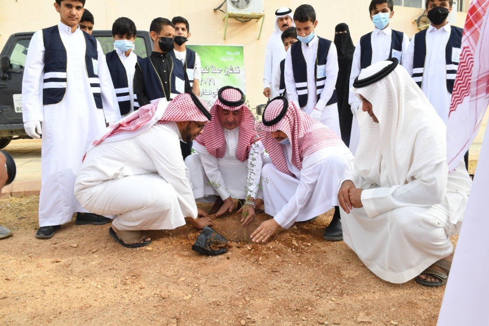 بحضور مدير فرع وزارة الزراعة ورئيس مكافحة التصحر .. مدير تعليم الحدود الشمالية يدشن حملة (لنجعلها خضراء) بمدارس المنطقة