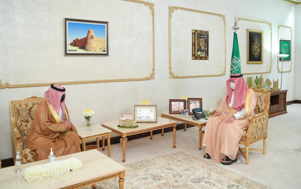 سمو أمير الحدود الشمالية يتسلم التقرير السنوي لبنك التنمية الاجتماعية بالمنطقة