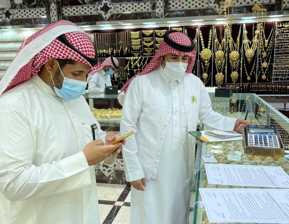 لجنة المتابعة الميدانية للتوطين تقوم بجولة على أنشطة بيع الذهب والمجوهرات وبيع الاكسسوارت بمدينة عرعر