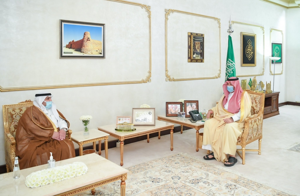 سمو أمير الحدود الشمالية يتسلم التقرير السنوي لأنشطة الغرفة التجارية بعرعر