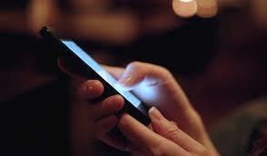 استشاري يرد على ما يُثار حول تأثر البصر بأشعة تصدرها شاشات الأجهزة الحديثة