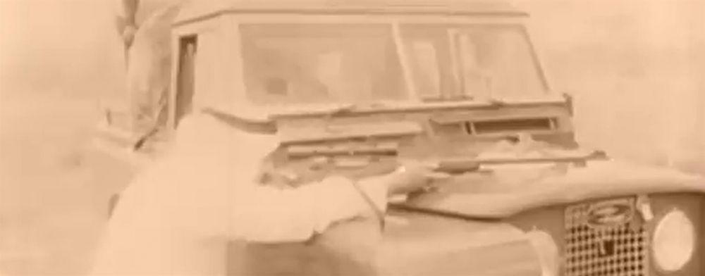 فيديو نادر للملك فهد لحظة اصطياده زرافة في رحلة مقناص بالصومال