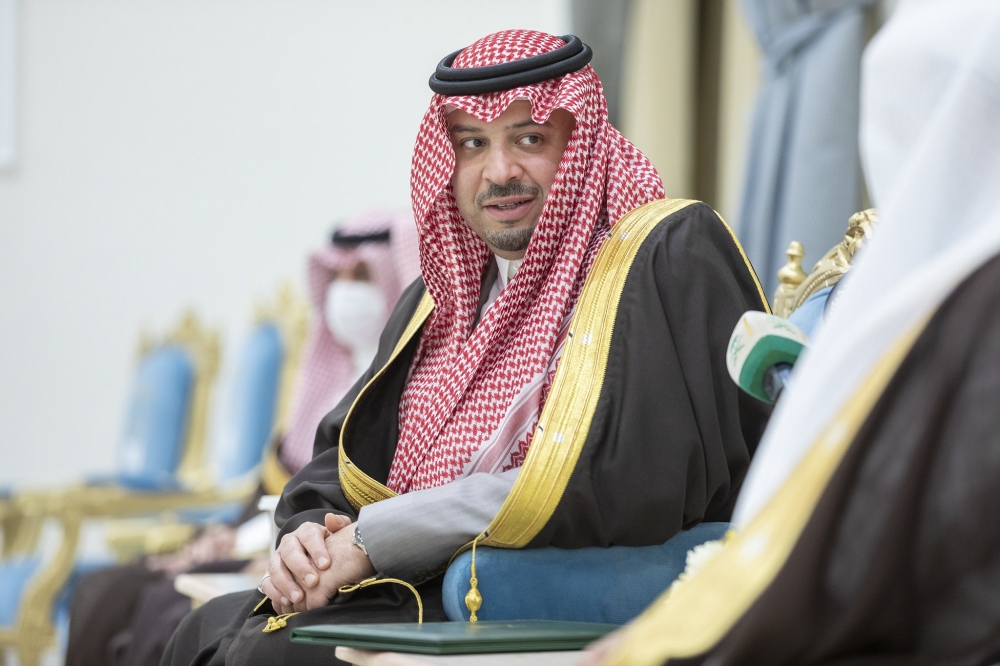 سمو أمير منطقة الحدود الشمالية يستقبل أصحاب المعالي والقضاة ومديري الإدارات الحكومية المدنية والعسكرية، والمواطنين وعددا من الشباب في جلسة سموه المسائية