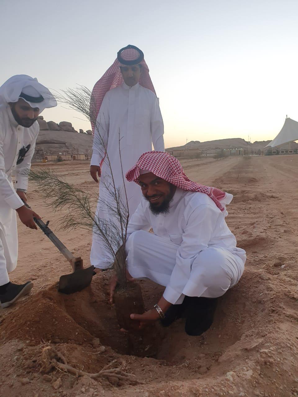 مدير عام فرع هيئة الأمر بالمعروف بمنطقة القصيم يشارك في تشجير متنزه خزاز بدخنة