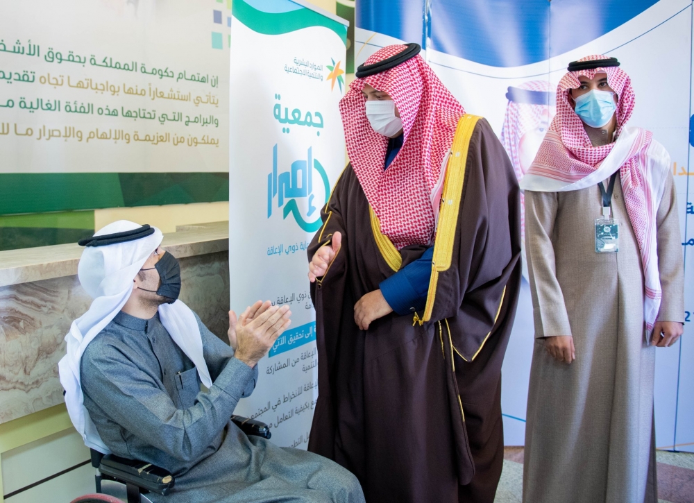سمو الأمير فيصل بن خالد بن سلطان يتفقد مركز التأهيل الشامل بالمنطقة
