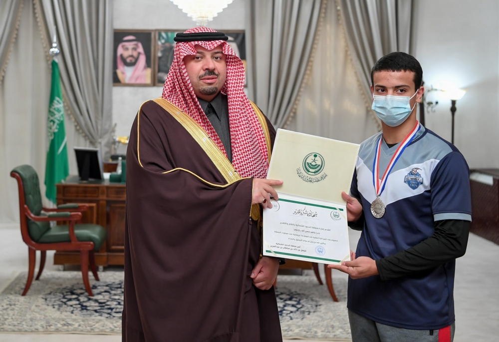 سمو أمير الحدود الشمالية يكرّم لاعب نادي الوعد لحصوله على الميدالية الفضية في بطولة المصارعة الرومانية