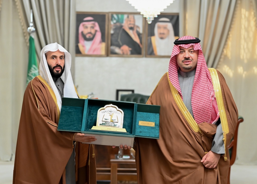 سمو الأمير فيصل بن خالد بن سلطان يستقبل وزير العدل