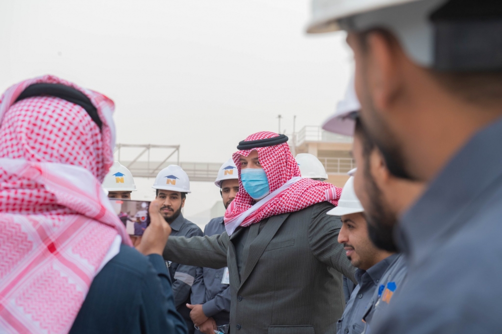 سمو الأمير فيصل بن خالد بن سلطان يتفقد شركة إسمنت المنطقة الشمالية