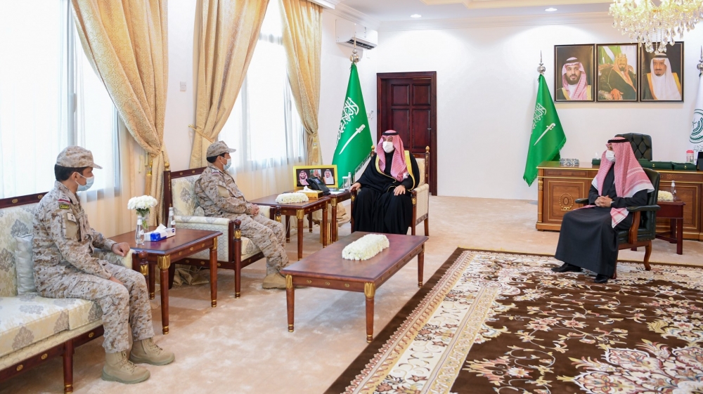 سمو الأمير فيصل بن خالد بن سلطان يستقبل قائد المنطقة الشمالية