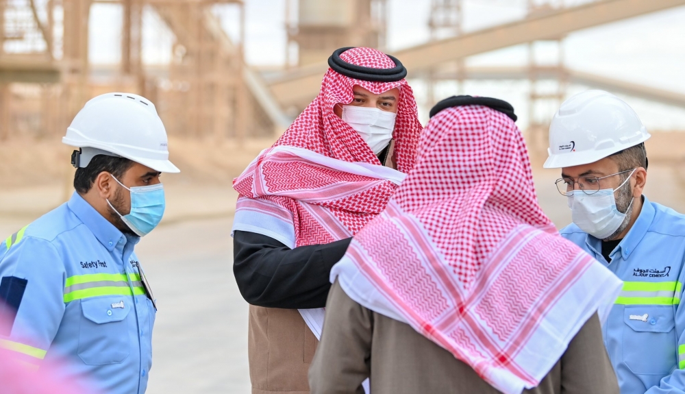 سمو الأمير فيصل بن خالد بن سلطان يتفقد شركة إسمنت الجوف