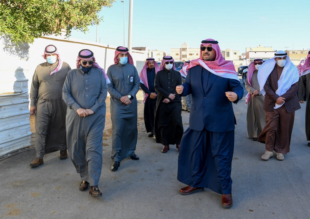 سمو أمير الحدود الشمالية يتفقد أحياء ومستشفى محافظة طريف