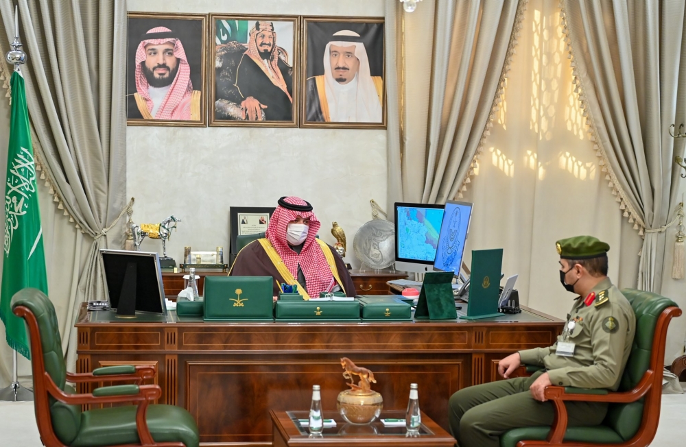 سمو الأمير فيصل بن خالد بن سلطان يستقبل مدير جوازات المنطقة المعين حديثاً