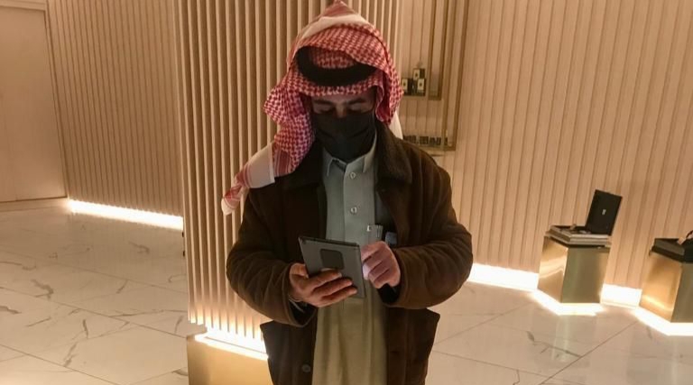 وحده الرقابة بمحافظة طريف تقوم بتوعية المنشآت بالتقيد بتطبيق الإحترازات الوقائية