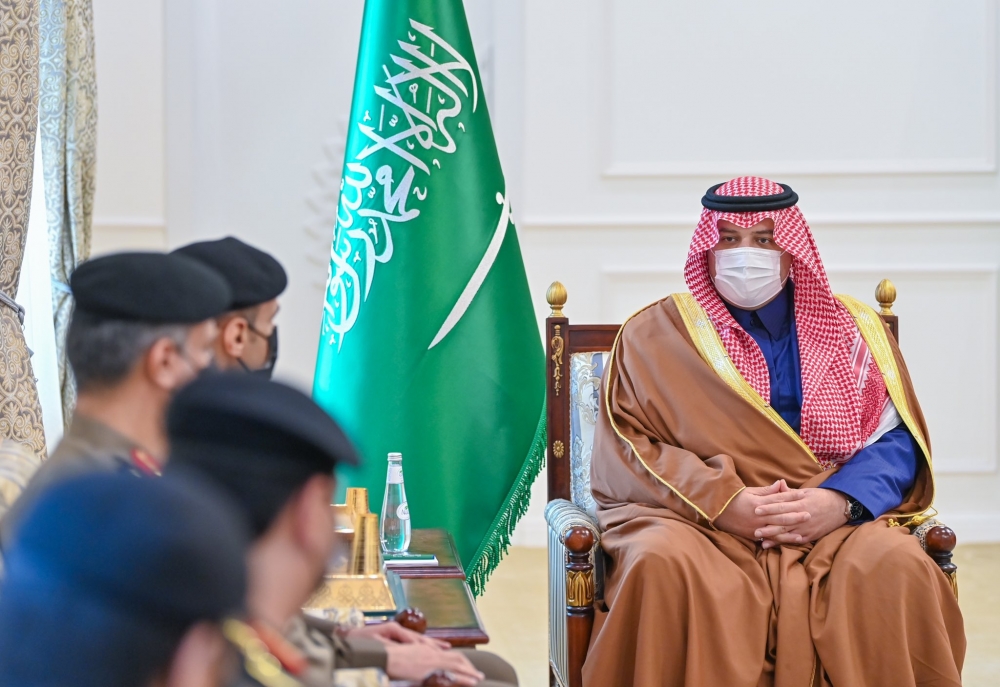 سمو أمير الحدود الشمالية يلتقي عددًا من القيادات الأمنية بمحافظة رفحاء