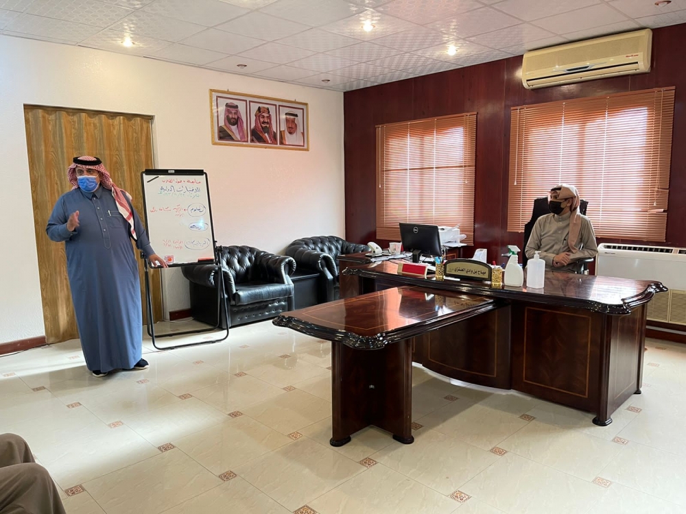 مدير الإشراف التربوي بتعليم الحدود الشمالية يزور عدد من المدارس ويعقد ورشة تربوية