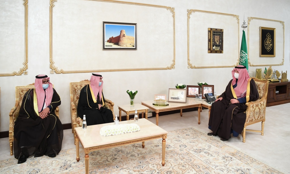 سمو أمير الحدود الشمالية يستقبل مدير مطار عرعر السابق والمكلف