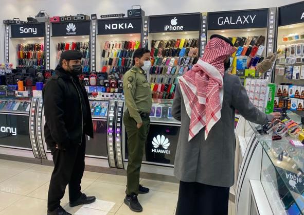 لجنة المتابعه الميدانية للتوطين تقوم بجولة رقابية مشتركة على المحلات التجارية بمحافظة رفحاء