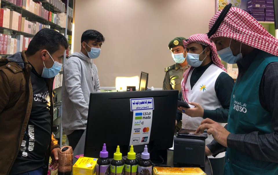 لجنة المتابعة الميدانية للتوطين تقوم بجولة رقابية مشتركة على المحلات التجارية بمحافظة طريف