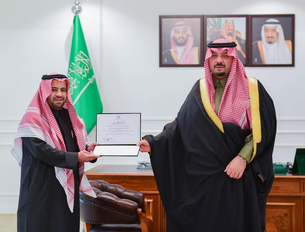 سمو أمير الحدود الشمالية يكرّم المشرف على القطاع الصحي برفحاء