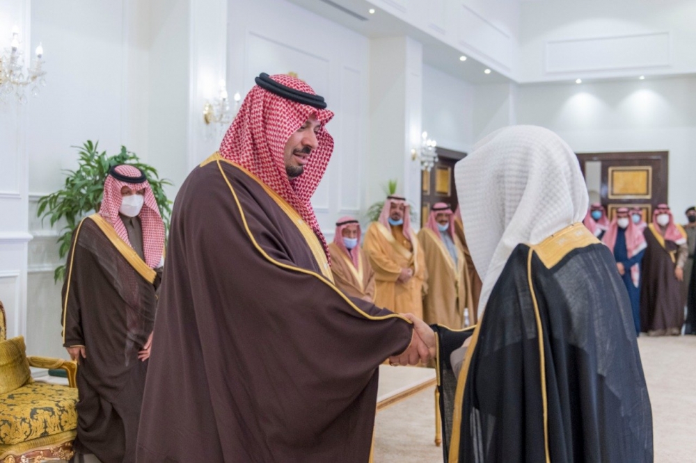 سمو أمير الحدود الشمالية يخصص الجلسة الأسبوعية للاحتفاء