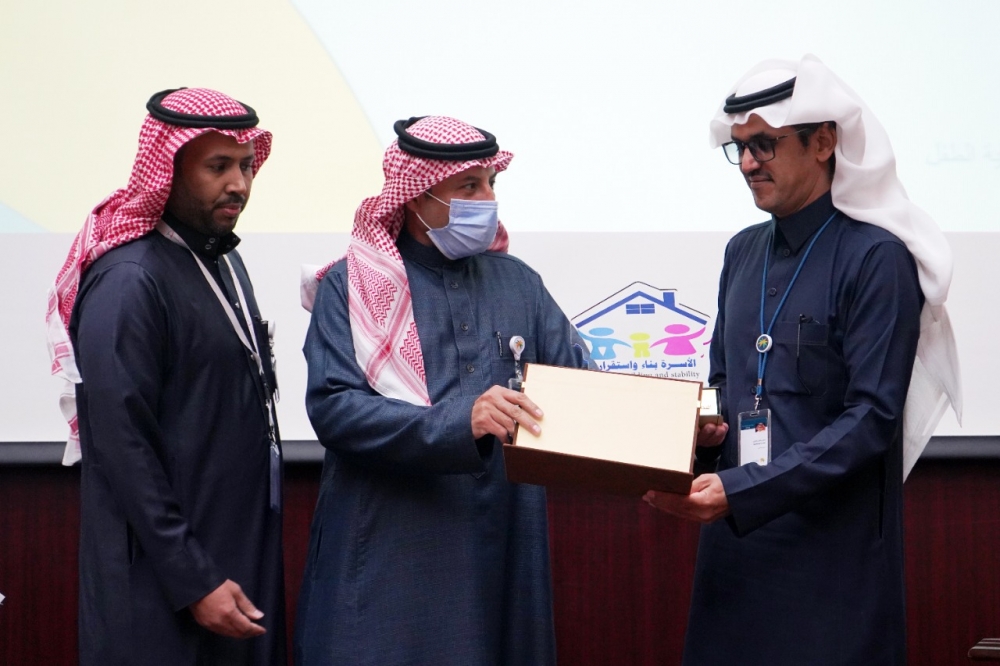 بدعم من مؤسسة الشيخ : سليمان بن عبدالعزيز الراجحي الخيرية فرع وزارة الموارد البشرية والتنمية الإجتماعية بمنطقة الحدود الشمالية ينظم وبالشراكة مع جمعية التنمية الأسرية (ألفة) منتدى الأسرة