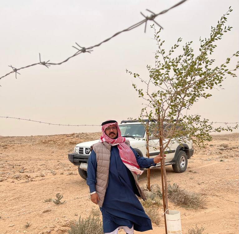 عرعر اليوم تسلط الضوء على جهود المتطوع المعلم مساعد زيد الفالح في التشجير بالمناطق البرية قرب محافظة العويقيلة بمنطقة الحدود الشمالية