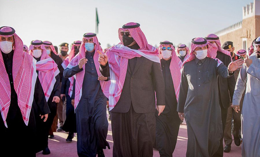 سمو أمير منطقة الحدود الشمالية يتفقد مهرجان الصقور بمحافظة طريف