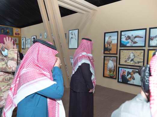 سمو أمير منطقة الحدود الشمالية يزور جناح جمعية الثقافة والفنون في مهرجان الصقور بطريف السابع