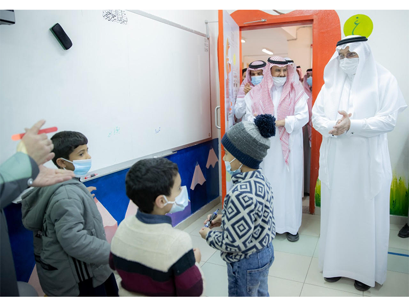 خلال زيارته للحدود الشمالية .. وزير التعليم يتفقّد عدداً من المدارس ويلتقي منسوبي التعليم ويكرّم المعلمات والطالبات الحاصلات على جوائز تعليمية دولية