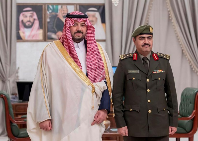 سمو أمير الحدود الشمالية يقلّد مدير جوازات المنطقة رتبته الجديدة