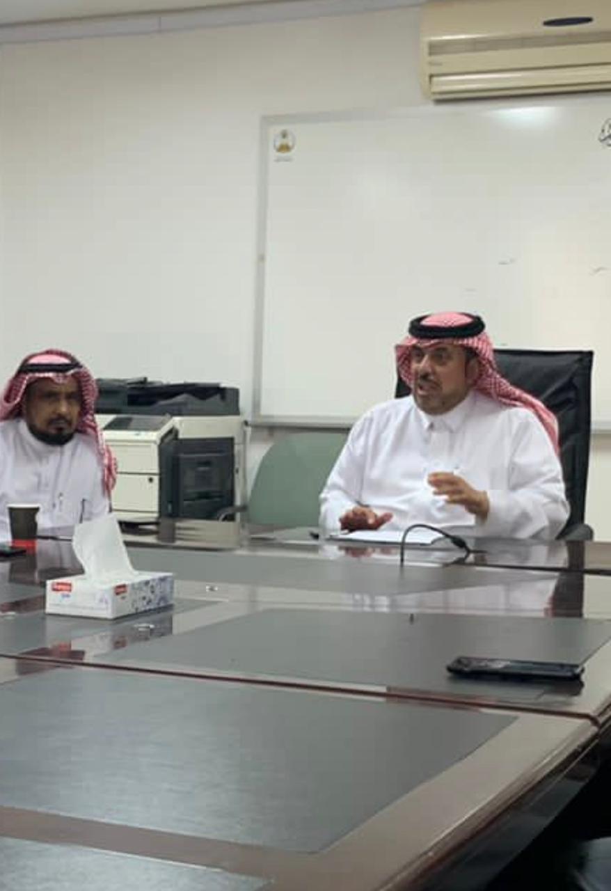 مدير الإشراف التربوي بتعليم الحدود الشمالية الأستاذ : محمد داوود العطيوي يعقداجتماعاً بالمشرفين التربويين