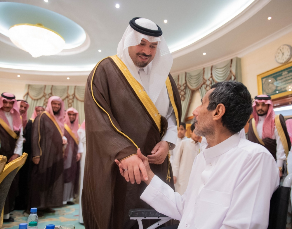 سمو أمير الحدود الشمالية يستقبل مسؤولي الجهات الحكومية والأطفال الأيتام وذوي الإعاقة
